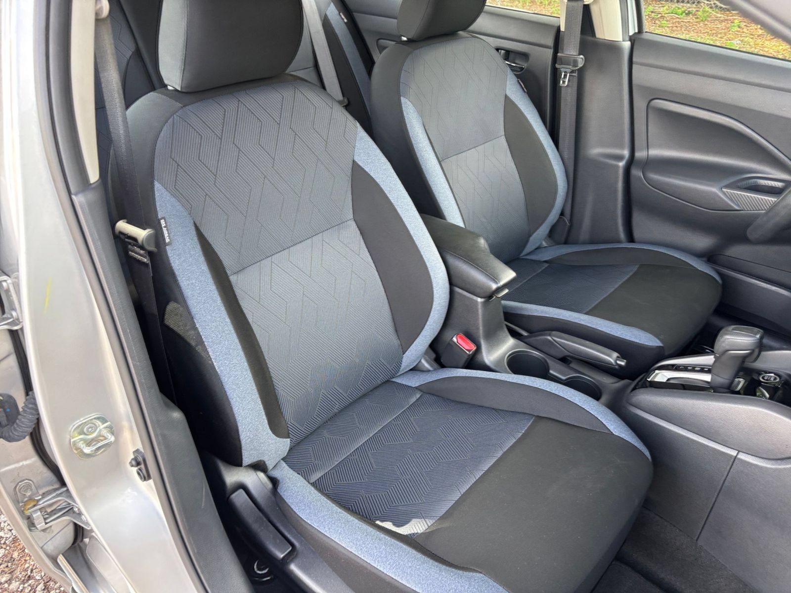 Used 2025 Nissan Versa SV FWD image 33