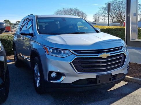 Used 2018 Chevrolet Traverse LT image 2