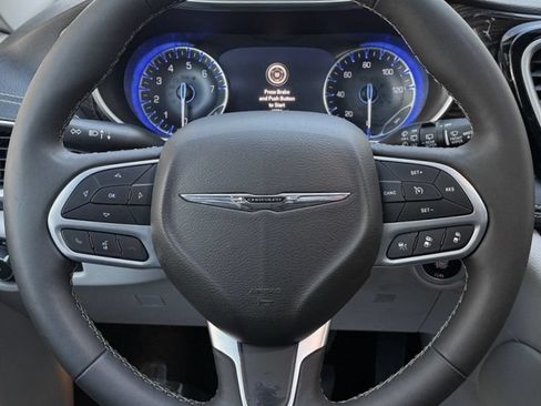 Used 2024 Chrysler Pacifica Limited FWD image 18