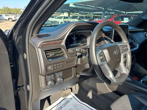 Used 2024 Chevrolet Suburban Z71 w/ Luxury Package AWD/4WD image 15