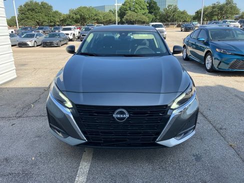 Used 2025 Nissan Altima 2.5 SV FWD image 2
