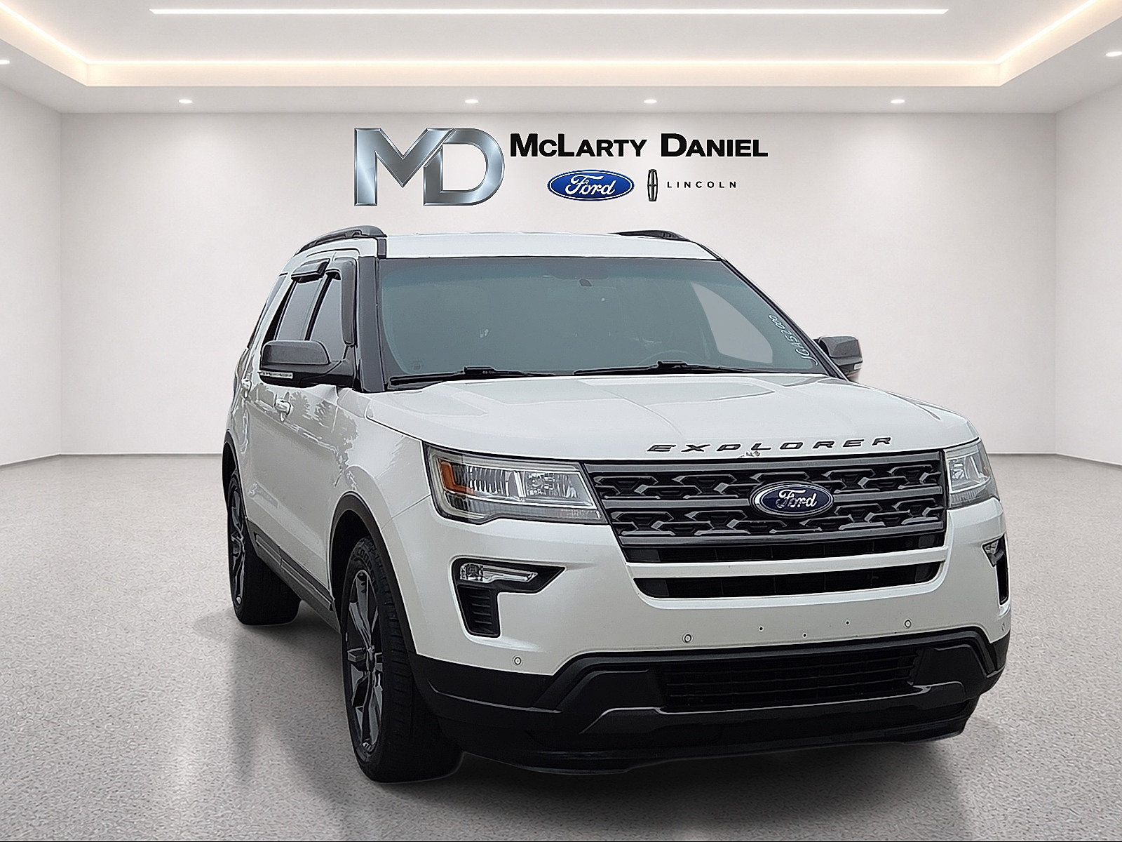 Used 2018 Ford Explorer XLT w/ Equipment Group 202A FWD image 1