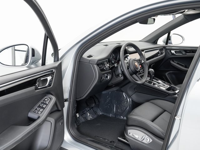 Certified 2025 Porsche Macan AWD/4WD image 7