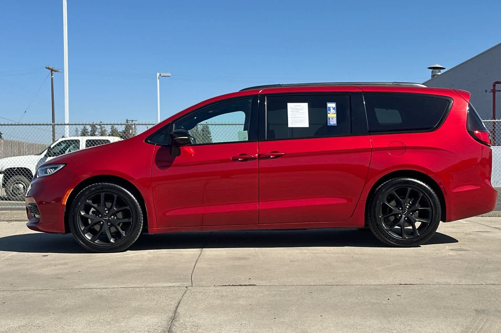 Used 2025 Chrysler Pacifica Limited FWD image 6