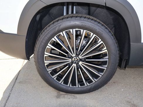 New 2026 Volkswagen Taos SE FWD image 9