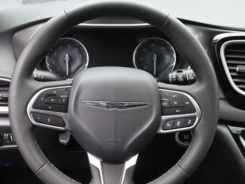 Used 2025 Chrysler Pacifica Select image 28