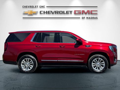 Used 2024 GMC Yukon SLT AWD/4WD image 2