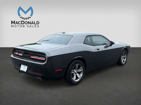 Used 2015 Dodge Challenger SXT RWD image 7