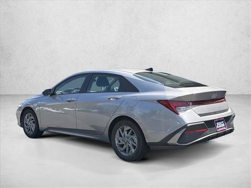 Used 2025 Hyundai Elantra Hybrid FWD image 8