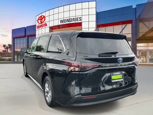 Used 2024 Toyota Sienna LE image 3