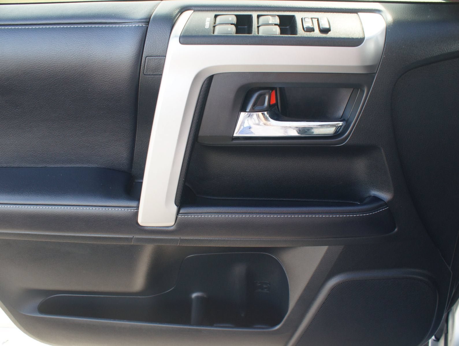 Used 2020 Toyota 4Runner SR5 AWD/4WD image 27