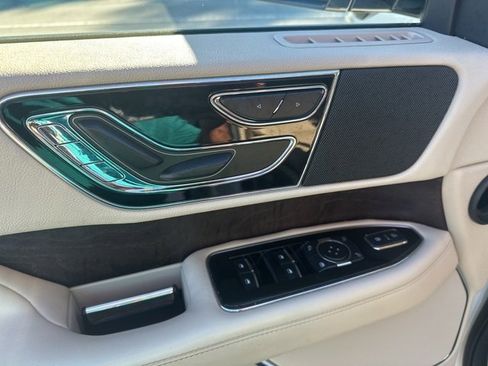 Used 2018 Lincoln Navigator Select w/ Technology Package image 13