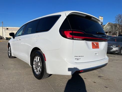 Used 2024 Chrysler Pacifica Touring-L image 13