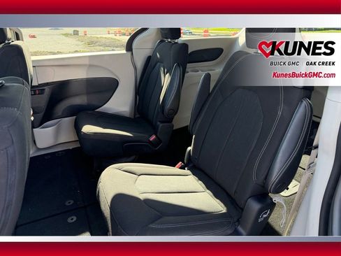 Used 2023 Chrysler Voyager LX FWD image 4