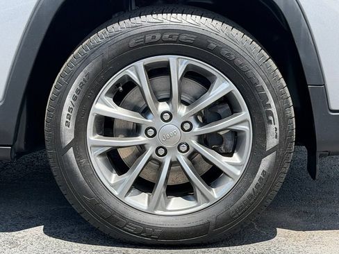 Used 2020 Jeep Cherokee Latitude Plus AWD/4WD image 23