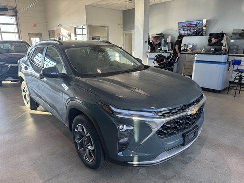 Used 2025 Chevrolet Trax LT w/ LT Convenience Package image 2