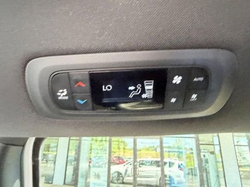 Used 2024 Chrysler Pacifica Limited FWD image 12
