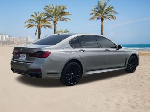 Used 2022 BMW 740i w/ M Sport Package RWD image 8