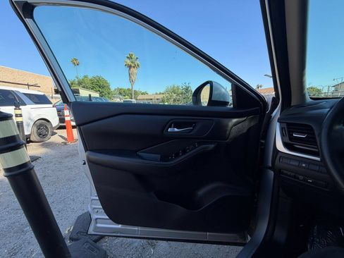 Used 2025 Nissan Rogue SV FWD image 18