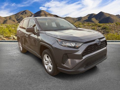 Used 2021 Toyota RAV4 LE AWD/4WD image 3