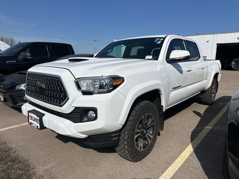 Used 2019 Toyota Tacoma TRD Sport w/ TRD Premium Sport Package image 17