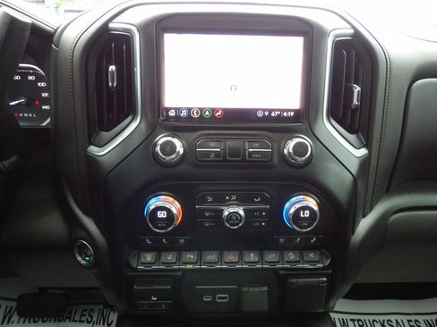 Used 2023 GMC Sierra 3500 AT4 w/ AT4 Preferred Package AWD/4WD image 23