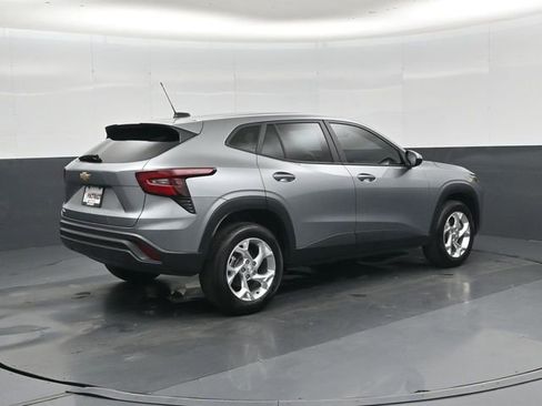 Used 2025 Chevrolet Trax LS w/ LS Convenience Package FWD image 4