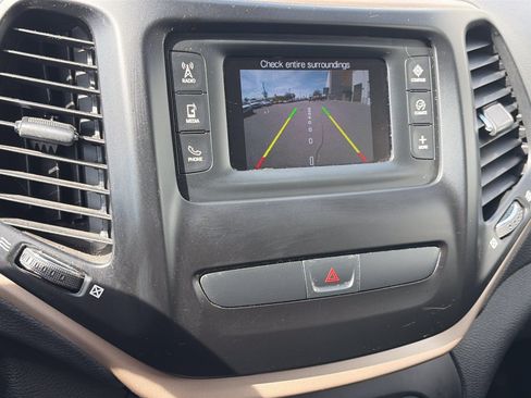 Used 2017 Jeep Cherokee Latitude AWD/4WD image 21