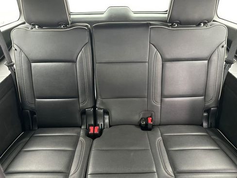 Used 2023 Chevrolet Suburban Premier image 17