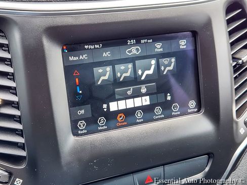 Used 2019 Jeep Cherokee Latitude AWD/4WD image 12