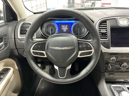 Used 2022 Chrysler 300 Touring L w/ Comfort Group image 11