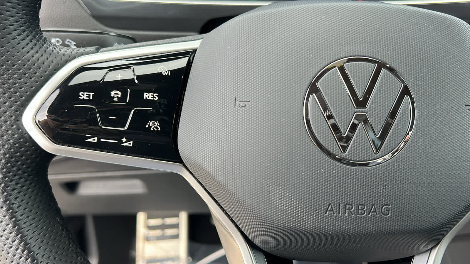 Certified 2023 Volkswagen Tiguan SE R-Line FWD image 19
