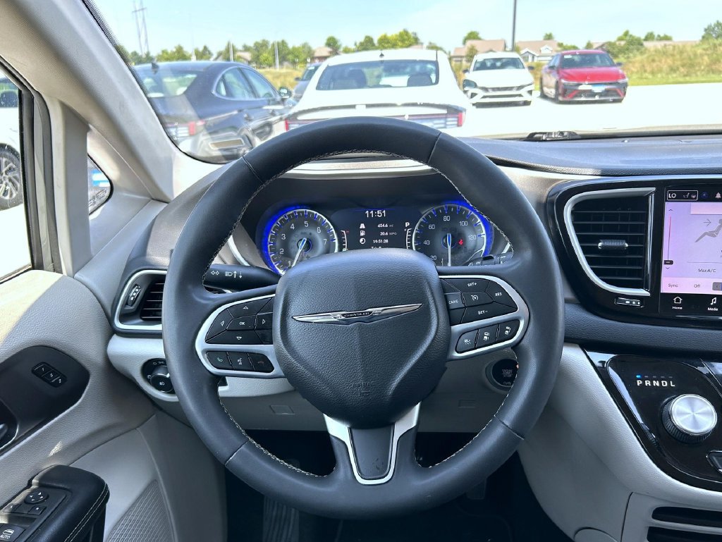 Used 2022 Chrysler Pacifica Touring-L FWD image 12
