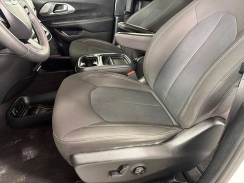 Used 2023 Chrysler Pacifica Touring FWD image 12