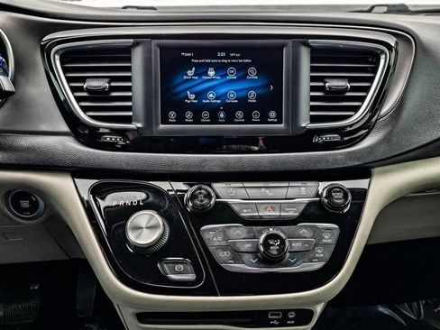 Used 2020 Chrysler Pacifica Touring-L image 17