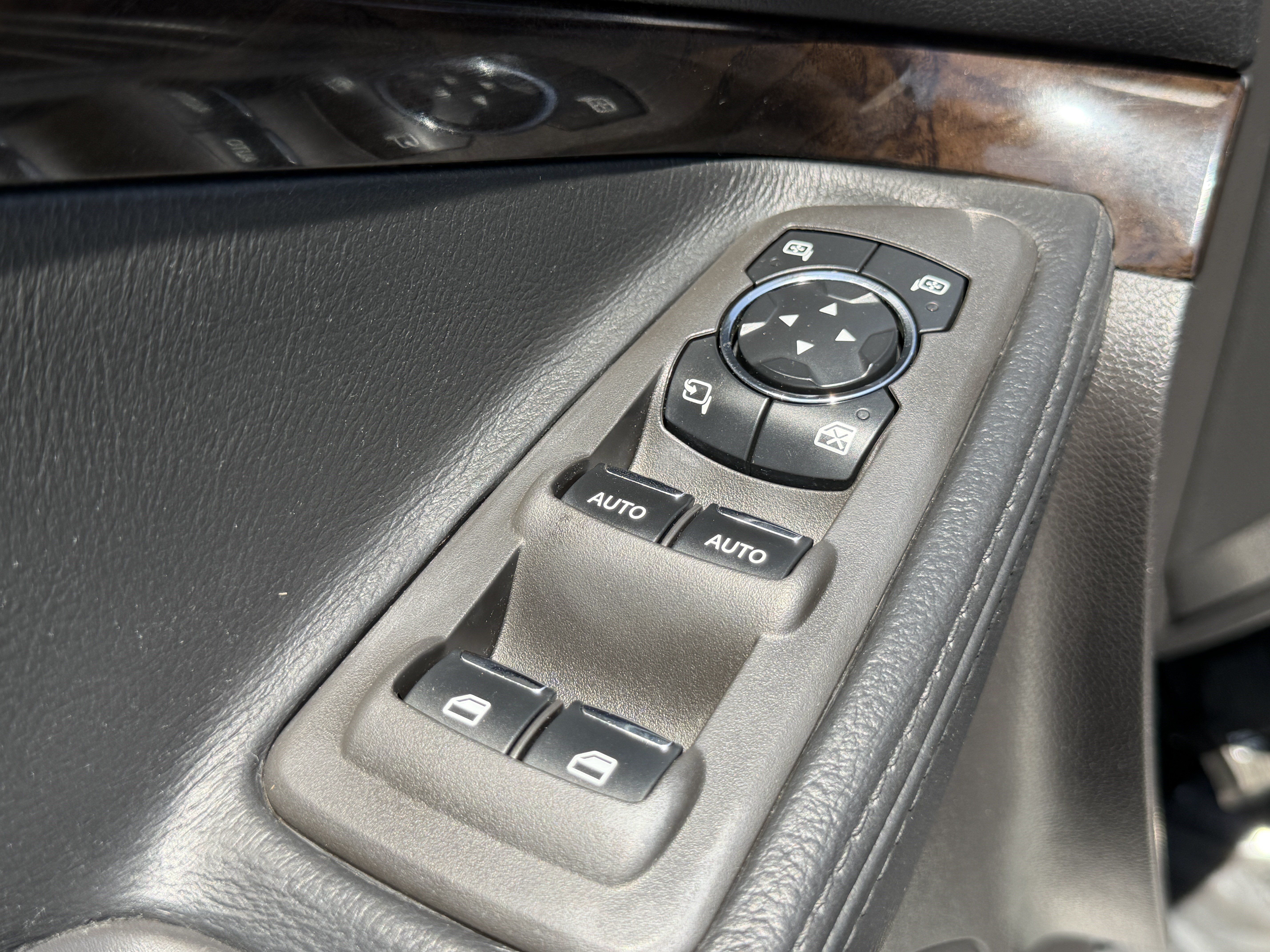 Used 2015 Ford Explorer Limited w/ Equipment Group 301A FWD image 14