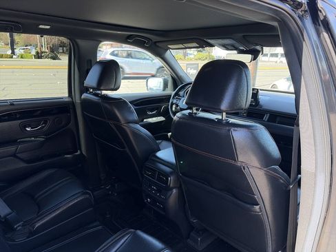 Used 2025 Honda Pilot TrailSport image 28