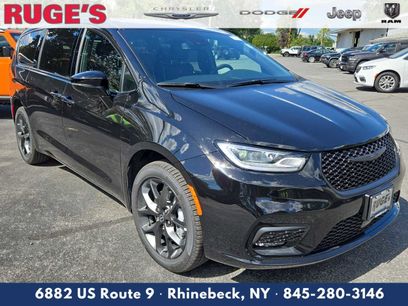 New 2026 Chrysler Pacifica Limited w/ S Appearance Package