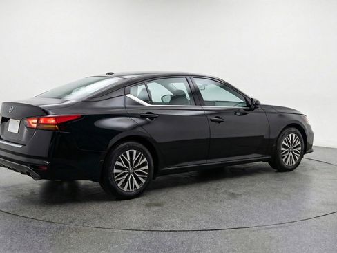 Used 2025 Nissan Altima 2.5 SV FWD image 9