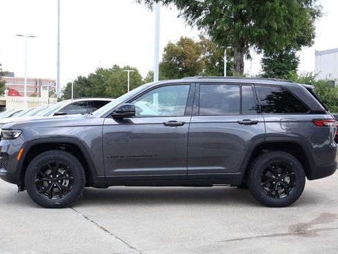 Used 2024 Jeep Grand Cherokee Altitude AWD/4WD image 3
