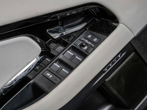 Used 2024 Land Rover Range Rover Evoque Dynamic SE image 45