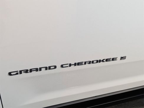 New 2025 Jeep Grand Cherokee Altitude image 8