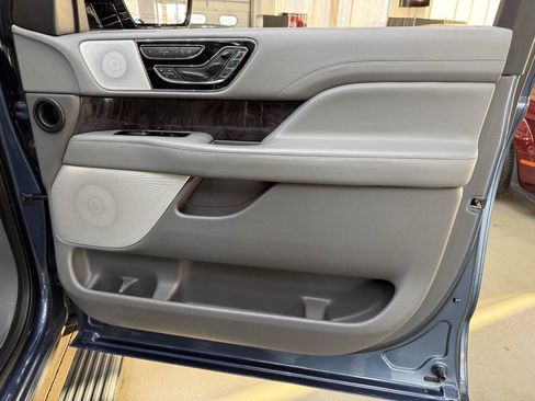Used 2019 Lincoln Navigator Reserve AWD/4WD image 18