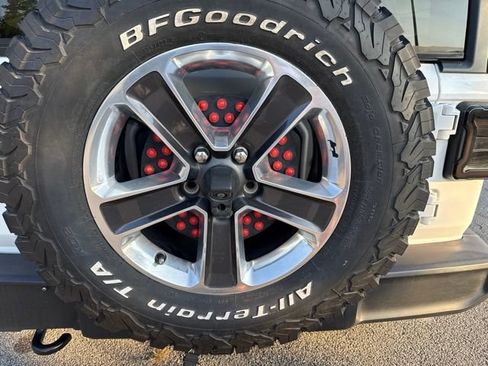 Used 2019 Jeep Wrangler Unlimited Sahara AWD/4WD image 4