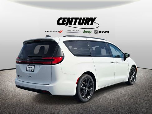 New 2026 Chrysler Pacifica Select image 3