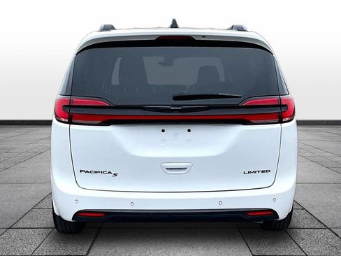 Used 2025 Chrysler Pacifica Limited FWD image 4