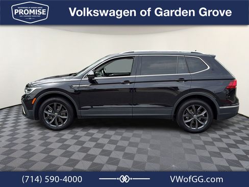 Used 2023 Volkswagen Tiguan SE w/ Panoramic Sunroof Package FWD image 5