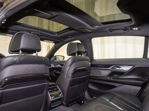 Used 2019 BMW 740i w/ M Sport Package image 10