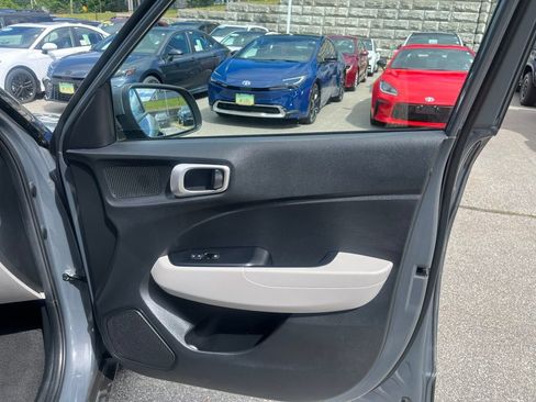 Used 2024 Hyundai Venue SEL FWD image 14