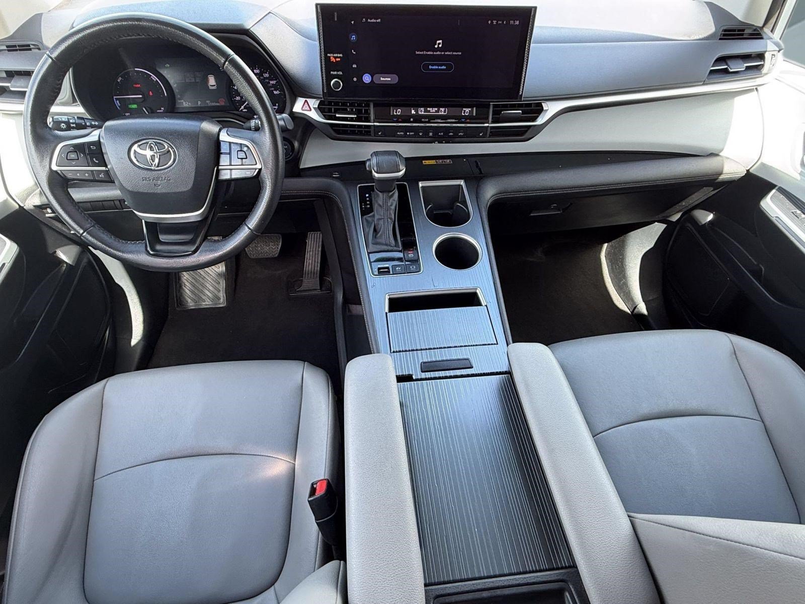 Used 2025 Toyota Sienna XLE FWD image 16